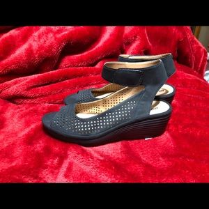Ladies Clark’s open toe wedge. Black. Size 10M